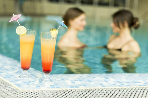 Mulheres relaxando na piscina — Fotografia de Stock