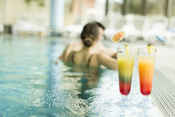 Couple resting in the pool — Stock Photo, Image