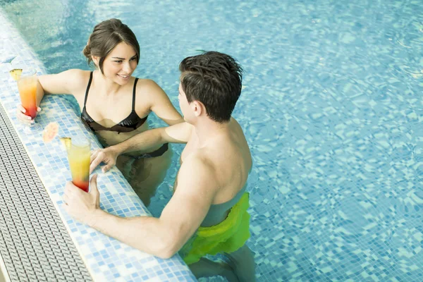 Пара отдыхающих в бассейне — стоковое фото