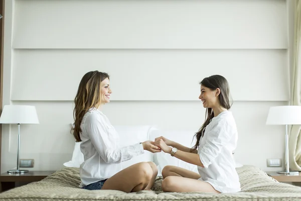 Jovens mulheres na cama — Fotografia de Stock