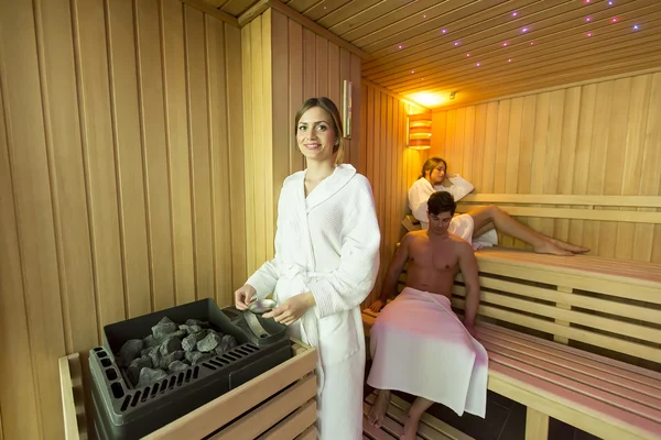 Jóvenes en la sauna — Foto de Stock