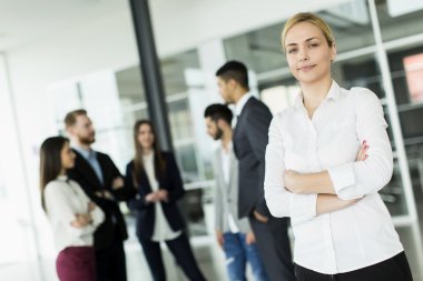 kollarını çapraz duran kadın