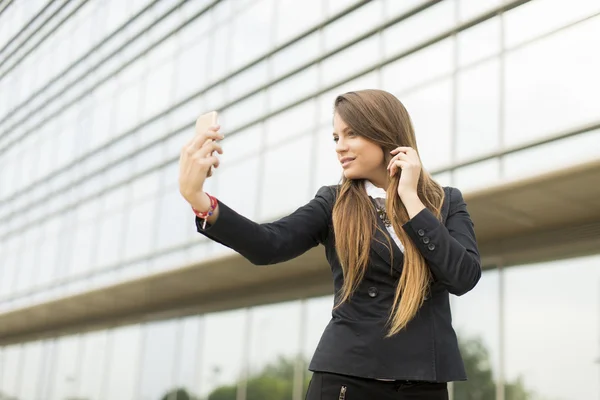 Frau macht Selfie — Stockfoto