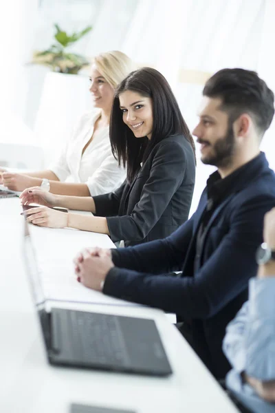 Empresários multirratiais modernos — Fotografia de Stock