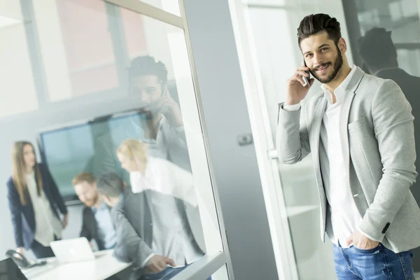 Jovem com um telefone — Fotografia de Stock