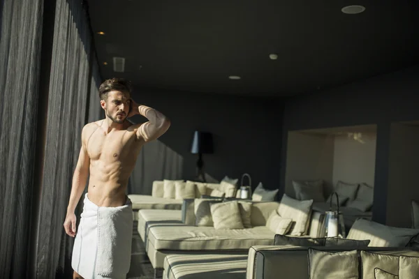 Man met een handdoek in een kamer — Stockfoto