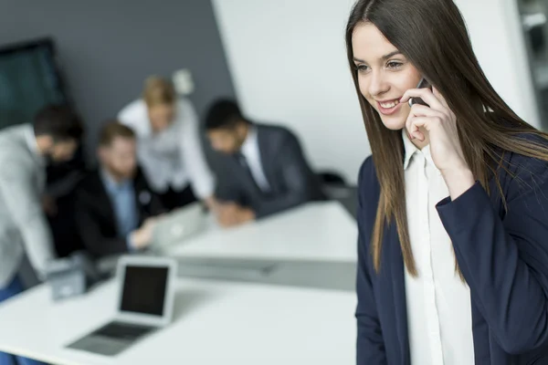 Jeune femme au téléphone — Photo