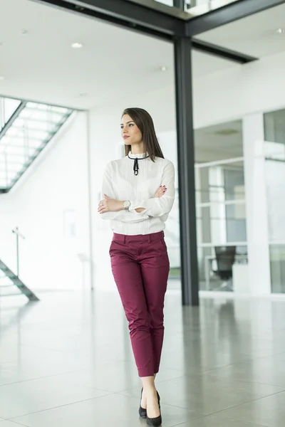 Businesswoman standing in office — Stock Photo, Image