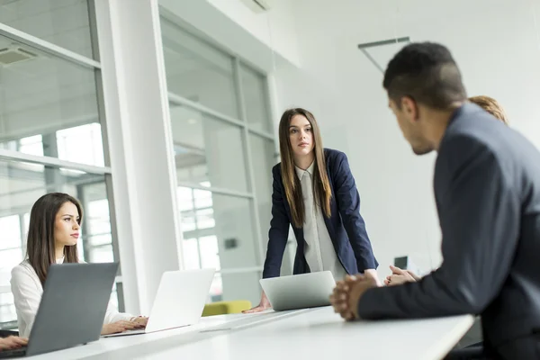 Geschäftsleute im Büro — Stockfoto