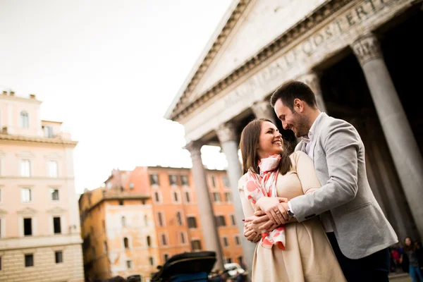 Casal feliz em Roma — Fotografia de Stock