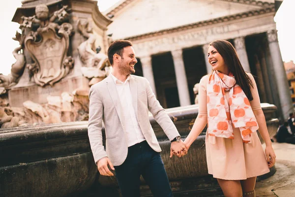 Casal feliz em Roma — Fotografia de Stock