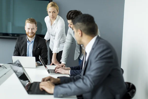 Geschäftsleute im Büro — Stockfoto