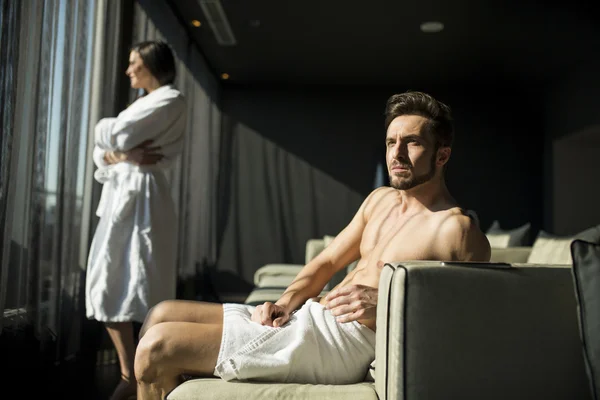 Homem com uma toalha em um quarto — Fotografia de Stock