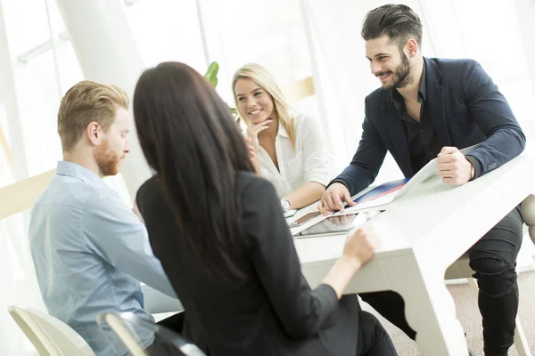 Moderne multirassische Geschäftsleute — Stockfoto