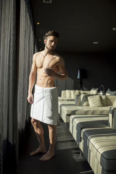 Man with a towel in a room — Stock Photo, Image