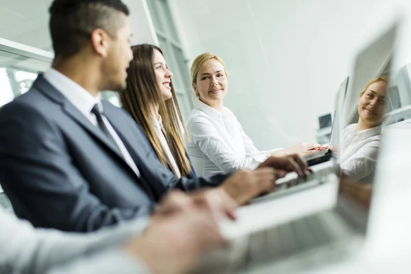 Gens d'affaires dans le bureau — Photo