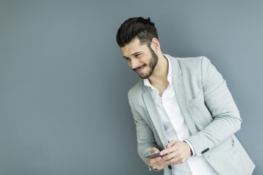 Yakışıklı bir telefon ile