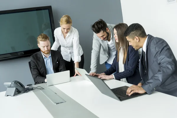 Gente de negocios en la oficina —  Fotos de Stock