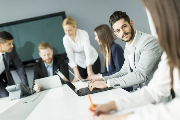 Empresários no escritório — Fotografia de Stock