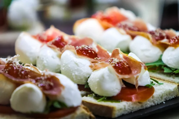 Caprese met Spaanse ham — Stockfoto