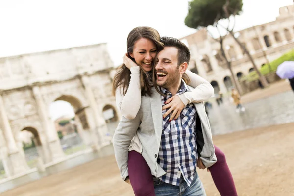 Gelukkige paar in Rome — Stockfoto