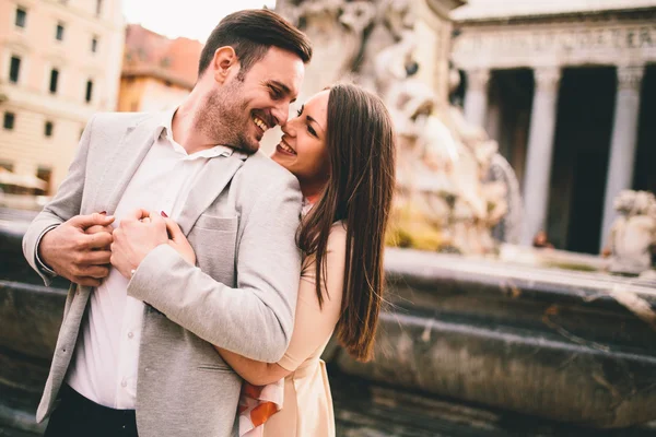 Счастливая пара в Риме — стоковое фото