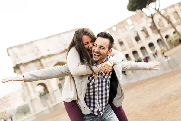 Gelukkige paar in Rome — Stockfoto