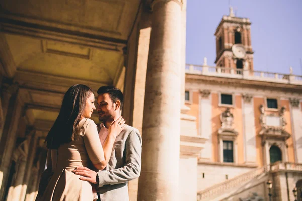 Roma'da mutlu çift — Stok fotoğraf