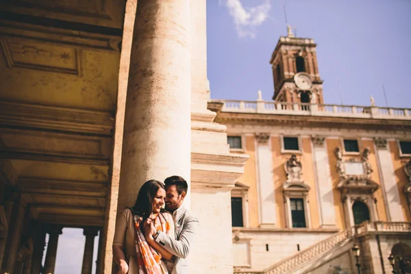 Pareja feliz en Roma —  Fotos de Stock