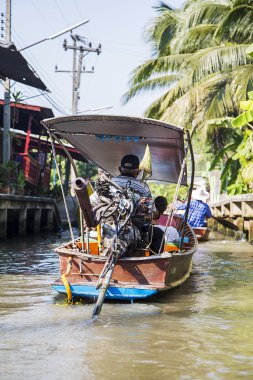 Bangkok yüzen pazarı