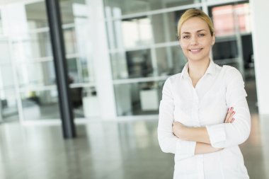 kollarını çapraz duran kadın