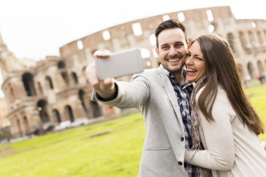 Roma'da sevecen Çift