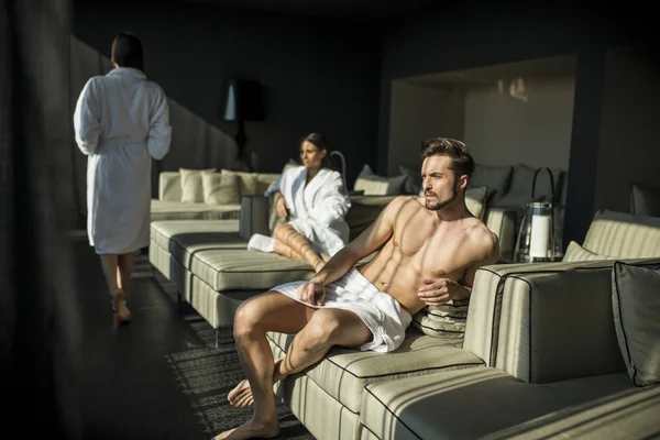 Muž s ručníkem v místnosti — Stock fotografie