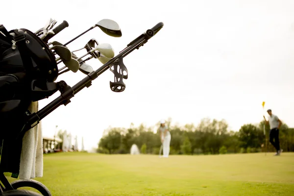 Equipamento de golfe no campo de golfe — Fotografia de Stock