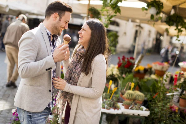 Loving couple in Rome — Stock Photo, Image