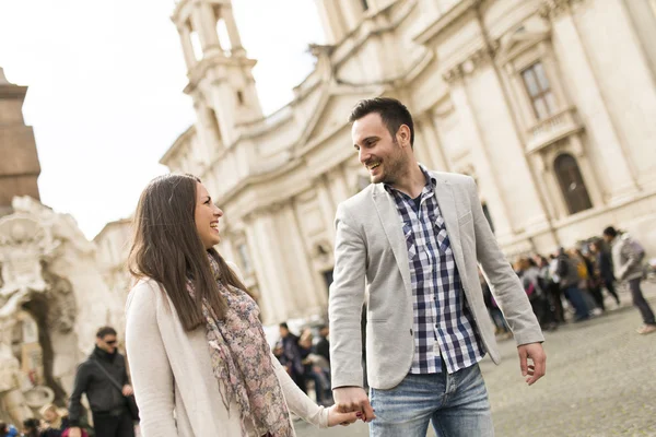 Loving couple in Rome — Stock Photo, Image