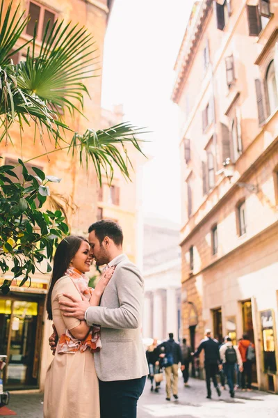 Casal amoroso em Roma — Fotografia de Stock