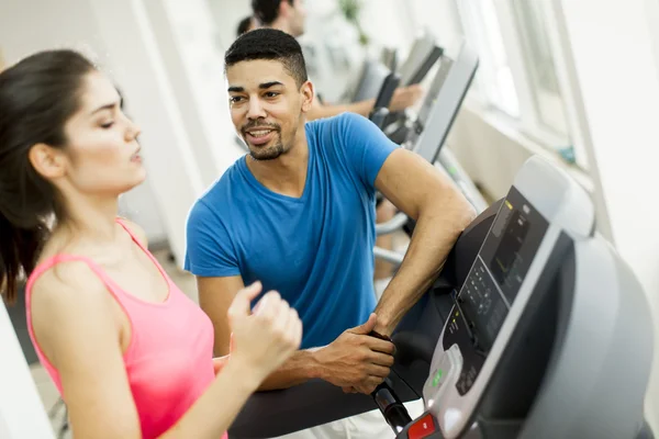 Jóvenes en el gimnasio —  Fotos de Stock