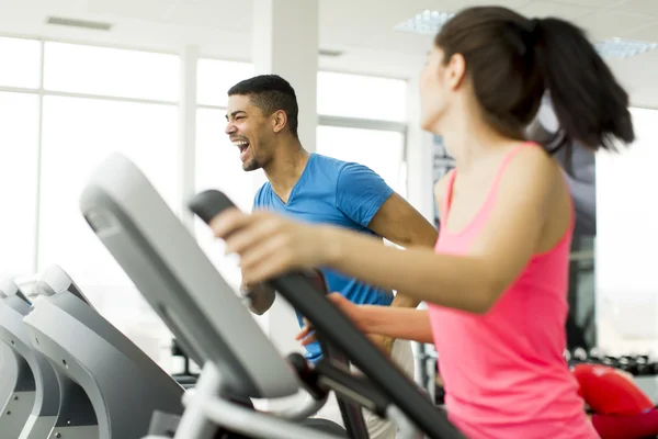 Kvinna träning i gymmet — Stockfoto