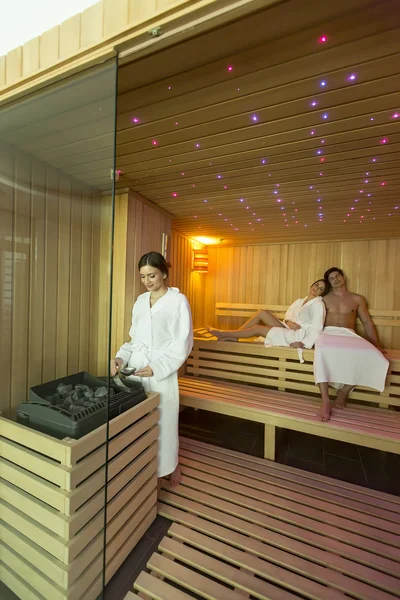 Jovens na sauna — Fotografia de Stock