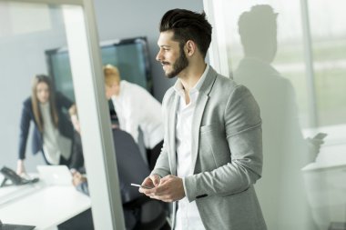 Ofisteki genç iş adamı.