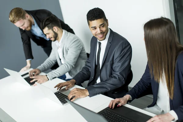 Geschäftsleute im Büro — Stockfoto