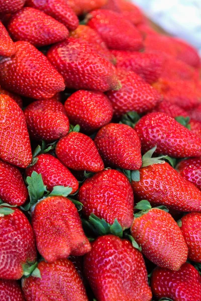 Högen av mogna jordgubbar — Stockfoto