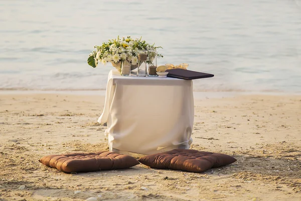 Zdobione tabela na plaży — Zdjęcie stockowe