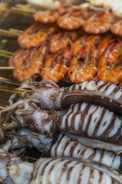 Langostinos en palos en el mercado — Foto de Stock