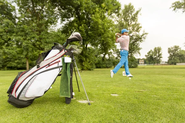 Hombre jugando al golf — Foto de Stock