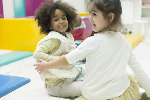 Petites filles dans le jardin d'enfants — Photo