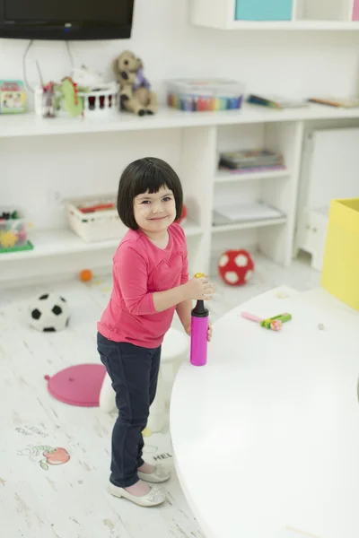 Kleines Mädchen im Kindergarten — Stockfoto