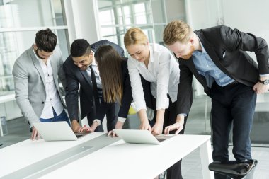 Ofisteki iş adamları.