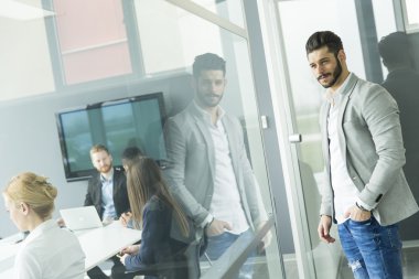 Ofisteki genç adam.